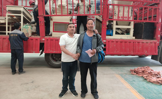 銅米機(jī)車間內(nèi)現(xiàn)場(chǎng)合影留念 銅米機(jī)車間內(nèi)現(xiàn)場(chǎng)合影留念